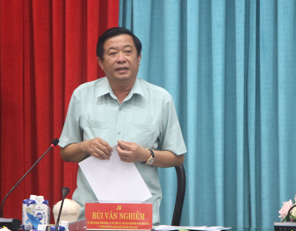Bí thư Tỉnh ủy Vĩnh Long Bùi Văn Nghiêm phát biểu tại cuộc họp.