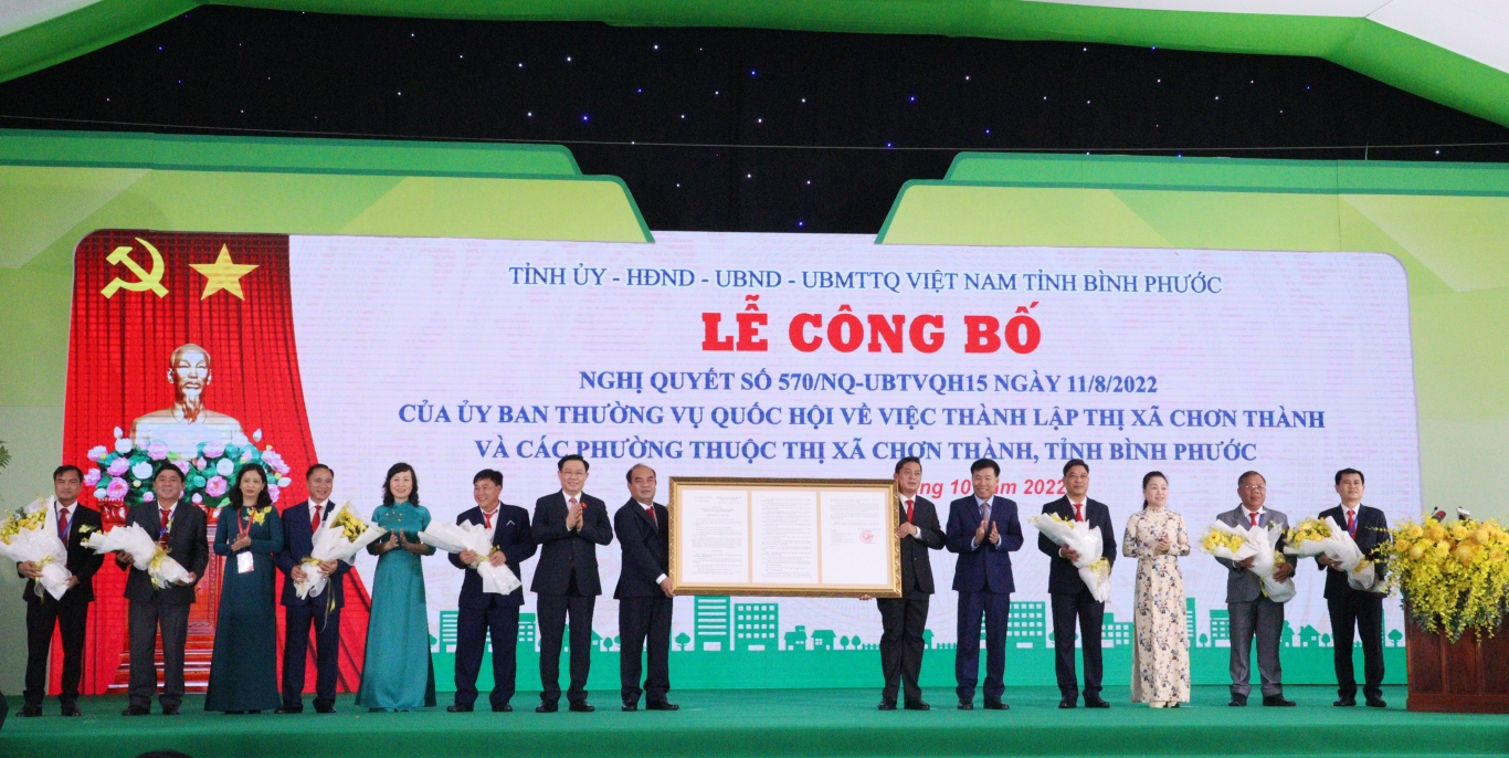 Chủ tịch Quốc hội Vương Đình Huệ trao nghị quyết và lãnh đạo tỉnh tặng hoa chúc mừng Đảng bộ, chính quyền, dân và quân thị xã Chơn Thành