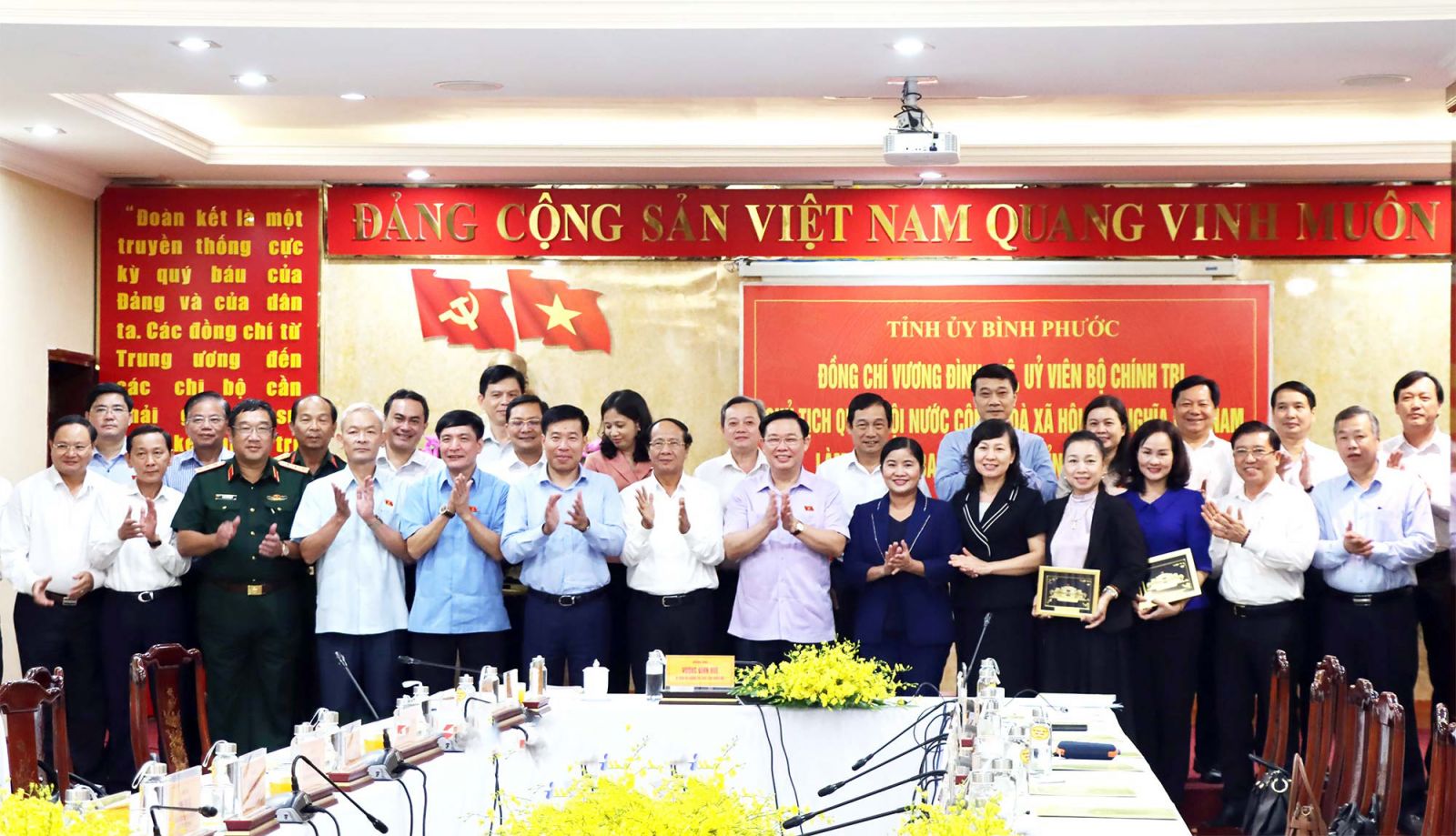Chủ tịch Quốc hội Vương Đình Huệ và Phó thủ tướng Chính phủ Lê Văn Thành cùng lãnh đạo các bộ, ngành Trung ương chụp hình lưu niệm với Ban Thường vụ Tỉnh ủy và lãnh đạo tỉnh Bình Phước.