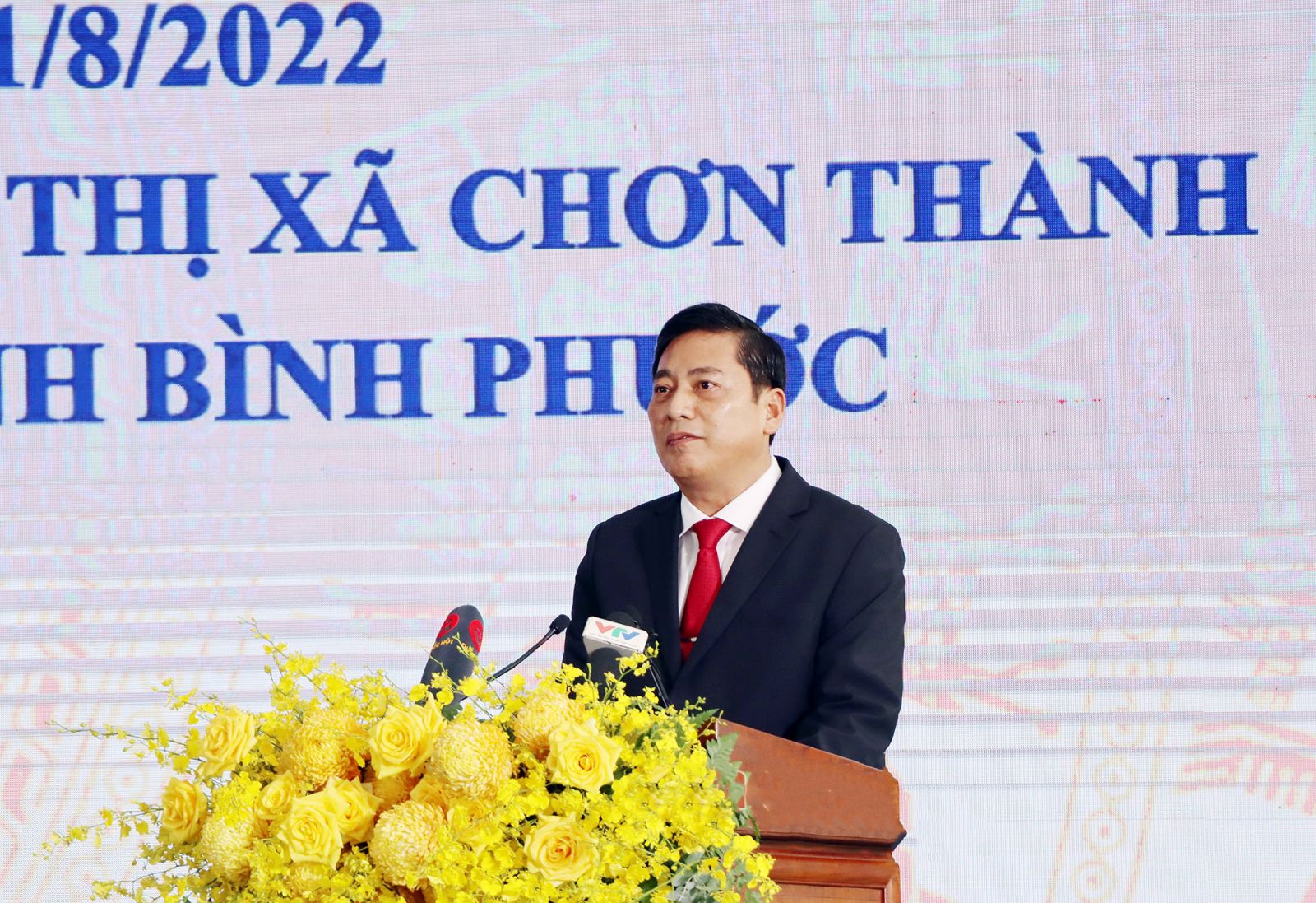 Phó bí thư Thị ủy, Chủ tịch UBND thị xã Chơn Thành Hà Duy Đạt báo cáo tại buổi lễ công bố nghị quyết
