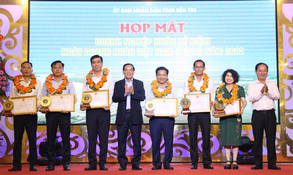 Chủ tịch UBND tỉnh Trần Ngọc Tam (thứ tư từ trái sang) trao bằng khen của UBND tỉnh cho DN tiêu biểu năm 2022.