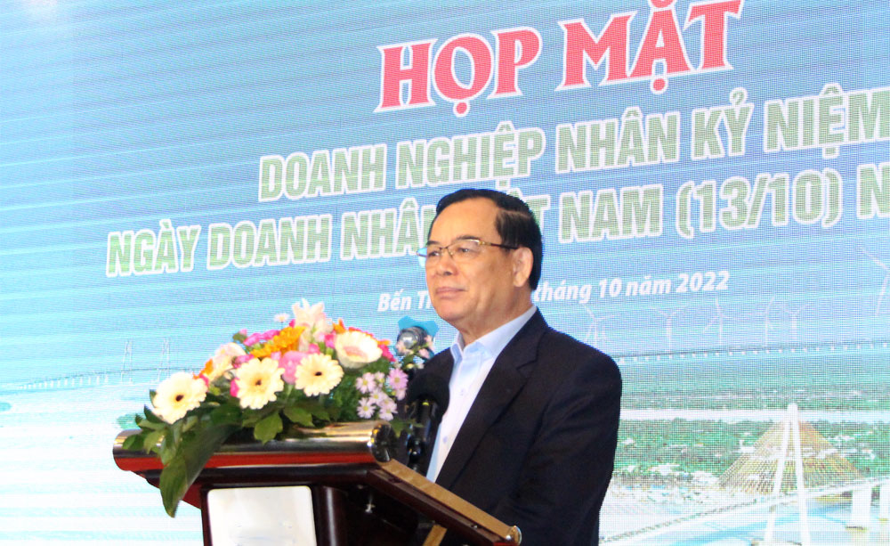 Chủ tịch UBND tỉnh Trần Ngọc Tam phát biểu tại buổi họp mặt.