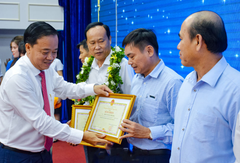 Chủ tịch UBND tỉnh Huỳnh Quốc Việt trao tặng bằng khen đến các doanh nhân Cà Mau tiêu biểu năm 2022.