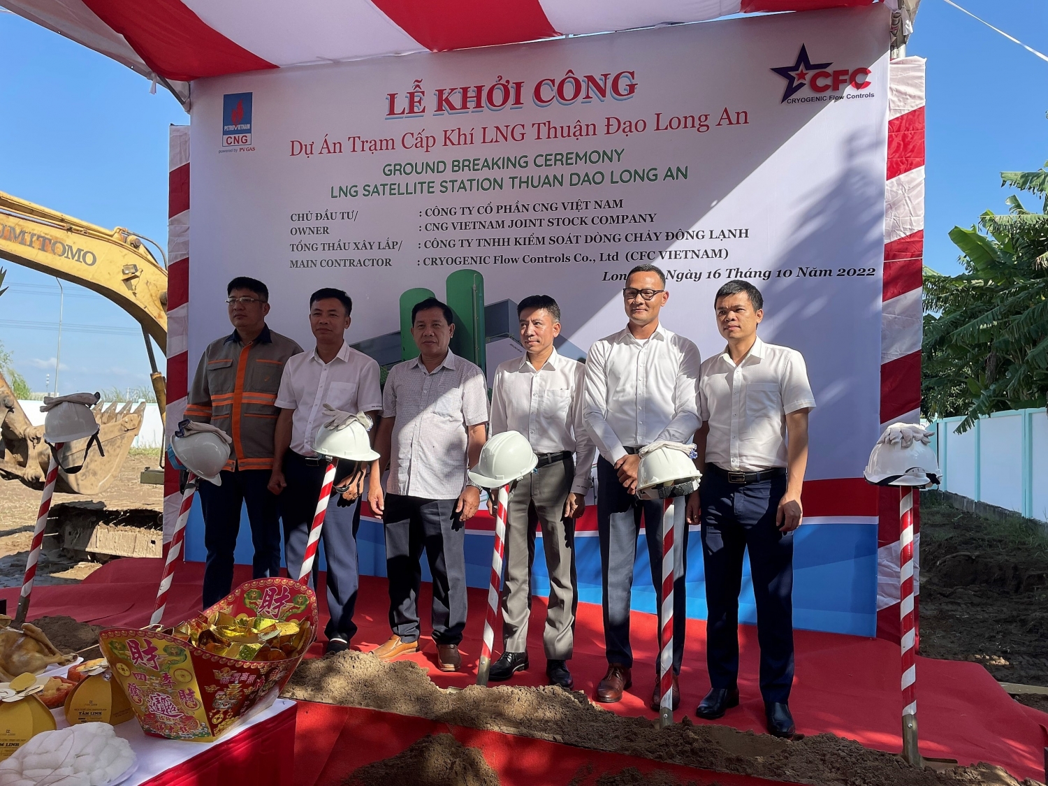 Các vị đại biểu thực hiện nghi thức khởi công xây dựng trạm cấp LNG đầu tiên của CNG Việt Nam