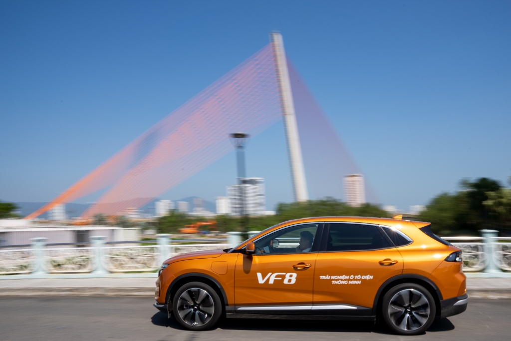 Mẫu xe điện VF 8 của VinFast sở hữu nhiều trang bị và tính năng vượt trội so với các mẫu xe xăng cùng tầm giá.