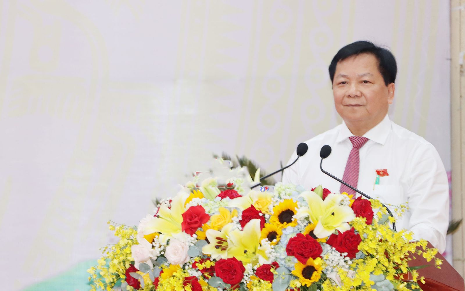 Phó Chủ tịch UBND tỉnh Trần Văn Mi báo cáo tóm tắt tình hình kinh tế - xã hội năm 2022 và kế hoạch phát triển kinh tế - xã hội năm 2023, với 10 nhóm nhiệm vụ, giải pháp trọng tâm nhằm thực hiện thắng lợi nhiệm vụ năm 2023