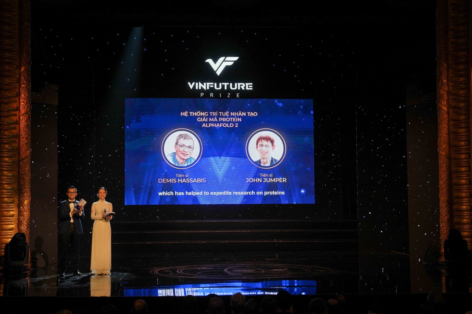 Giải Đặc biệt VinFuture 2022 dành cho Nhà khoa học nghiên cứu các lĩnh vực mới đã được trao cho Tiến sĩ Demis Hassabis (Vương Quốc Anh) và Tiến sĩ John Jumper (Hoa Kỳ) với công trình tiên phong về hệ thống trí tuệ nhân tạo giải mã protein AlphaFold 2,