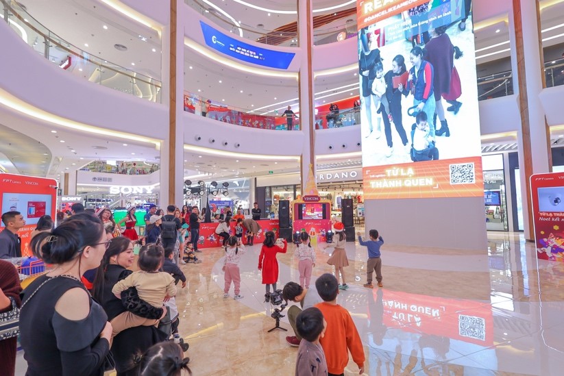 Sự kiện công nghệ FPT mang điệu nhảy viral TikTok với hơn 6 triệu lượt views tới gần hơn với các khách hàng trẻ thông qua công nghệ CameraIQ kết nối với màn LED khổng lồ