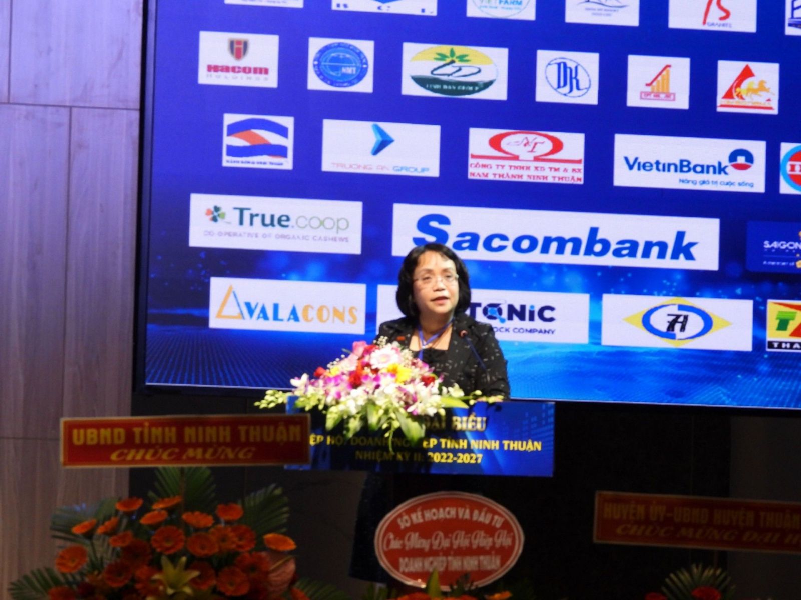 Bà Đặng Thu Nguyệt - Lãnh đạo Phòng thương mại và Công nghiệp Việt Nam - Vp tại Khánh Hòa phát biểu tham luận.