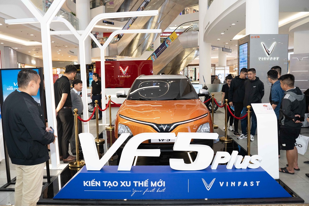 Thiết kế nổi bật của VF 5 Plus thu hút sự chú ý của người dùng trong một showroom VinFast tại Đà Nẵng.