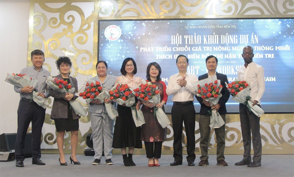 Phó Chủ tịch Thường trực UBND tỉnh Nguyễn Trúc Sơn tặng hoa đại biểu tham dự hội thảo