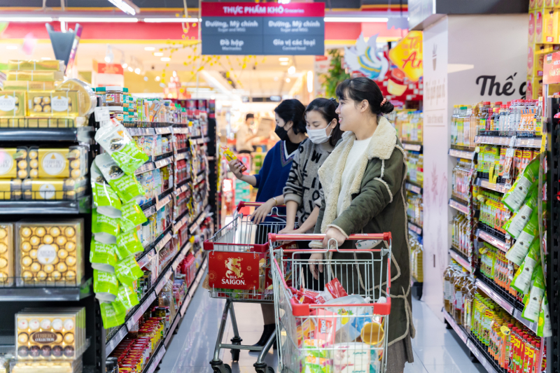 Để phục vụ nhu cầu mua sắm, tiết kiệm thời gian, đồng thời tối ưu hoá lựa chọn của người tiêu dùng, các đại siêu thị trong lòng TTTM luôn đảm bảo sự đầy đủ và đa dạng chủng loại các sản phẩm Tết. 
