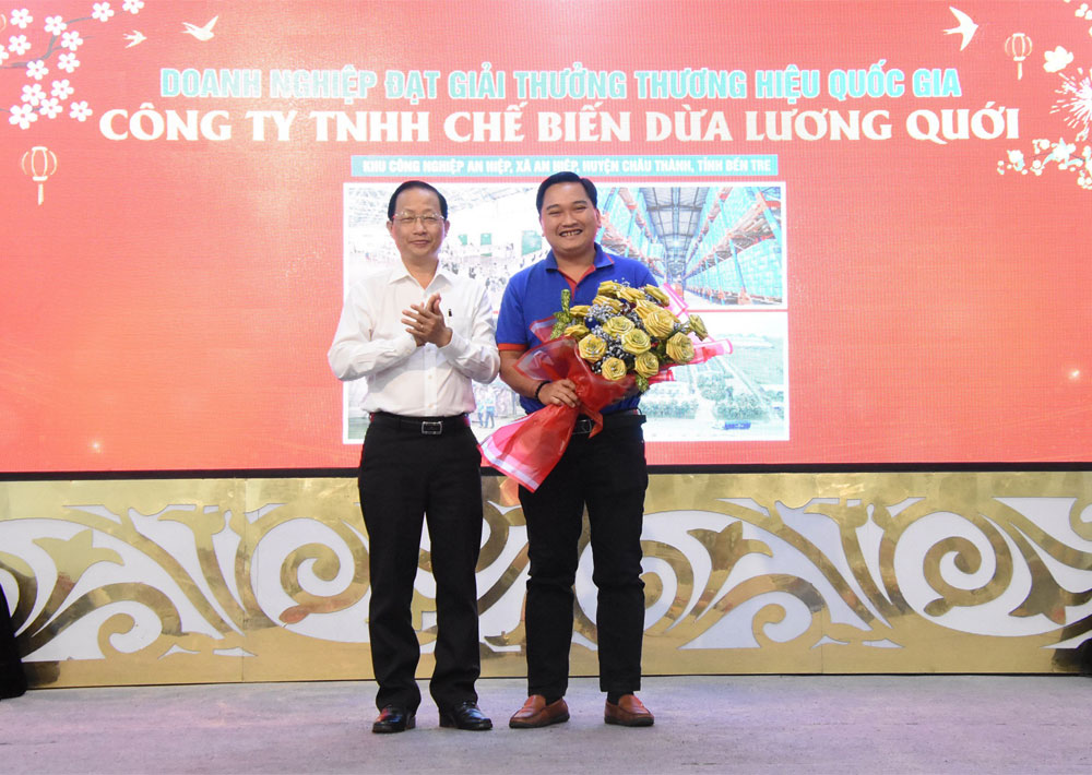 Phó Chủ tịch Thường trực UBND tỉnh - Trưởng Đoàn ĐBQH tỉnh Nguyễn Trúc Sơn chúc mừng doanh nghiệp đạt giải thưởng thương hiệu quốc gia. 