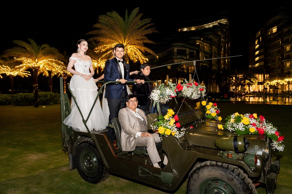 Lễ cưới lại “Dancing with the stars” được tổ chức trên bãi biển với phần xuất hiện cực độc đáo của “chú rể” trên chiếc xe jeep và “cô dâu” trên chiếc xích lô – phương tiện đặc trưng văn hóa của Việt Nam đã khiến tất cả các khách mời đều phải trầm trồ. 