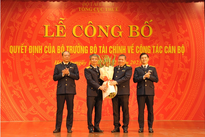 Lãnh đạo Tổng cục Thuế tặng hoa chúc mừng đồng chí Mai Xuân Thành.