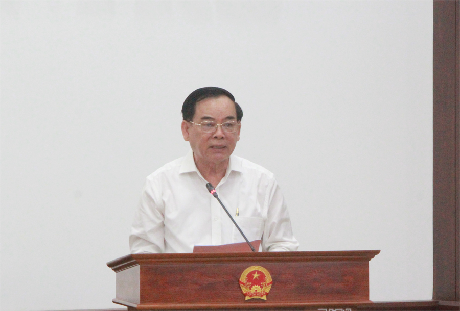 Chủ tịch UBND tỉnh Trần Ngọc Tam báo cáo về tình hình thực hiện Nghị quyết Tỉnh ủy. 