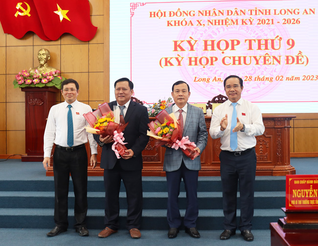 Ông Huỳnh Văn Sơn (thứ 2 từ trái qua) được bầu làm Phó Chủ tịch UBND tỉnh Long An