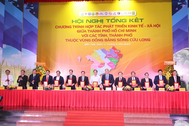 Các đại biểu thực hiện nghi thức ký kết về kết nối chung giữa thành phố Hồ Chí Minhp/và các tỉnh, thành vùng đồng bằng sông Cửu Long