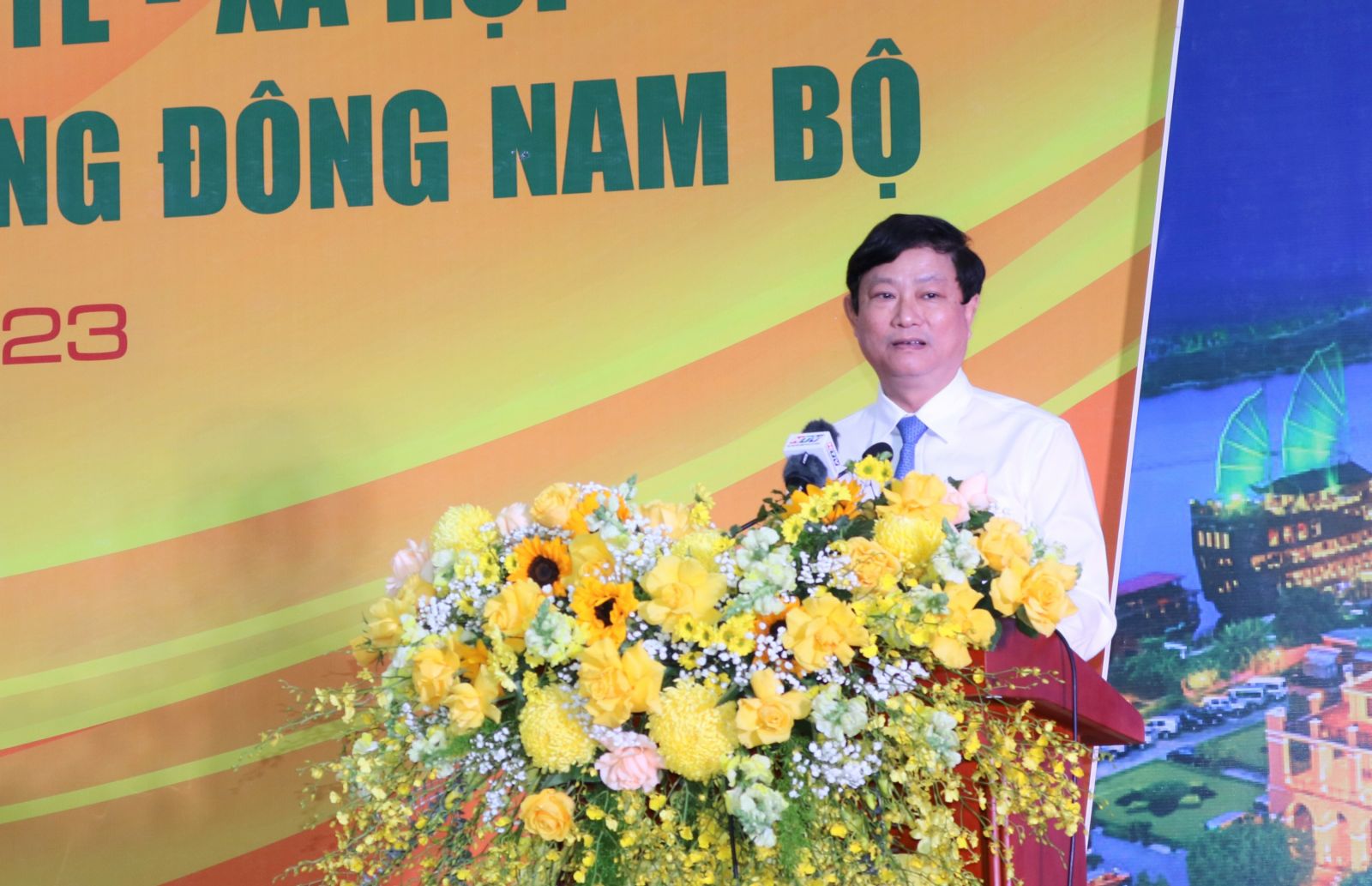 Phó Bí thư Tỉnh ủy, Chủ tịch UBND tỉnh Bình Dương Võ Văn Minh phát biểu về kết nối vùng để phát triển kinh tế - xã hội