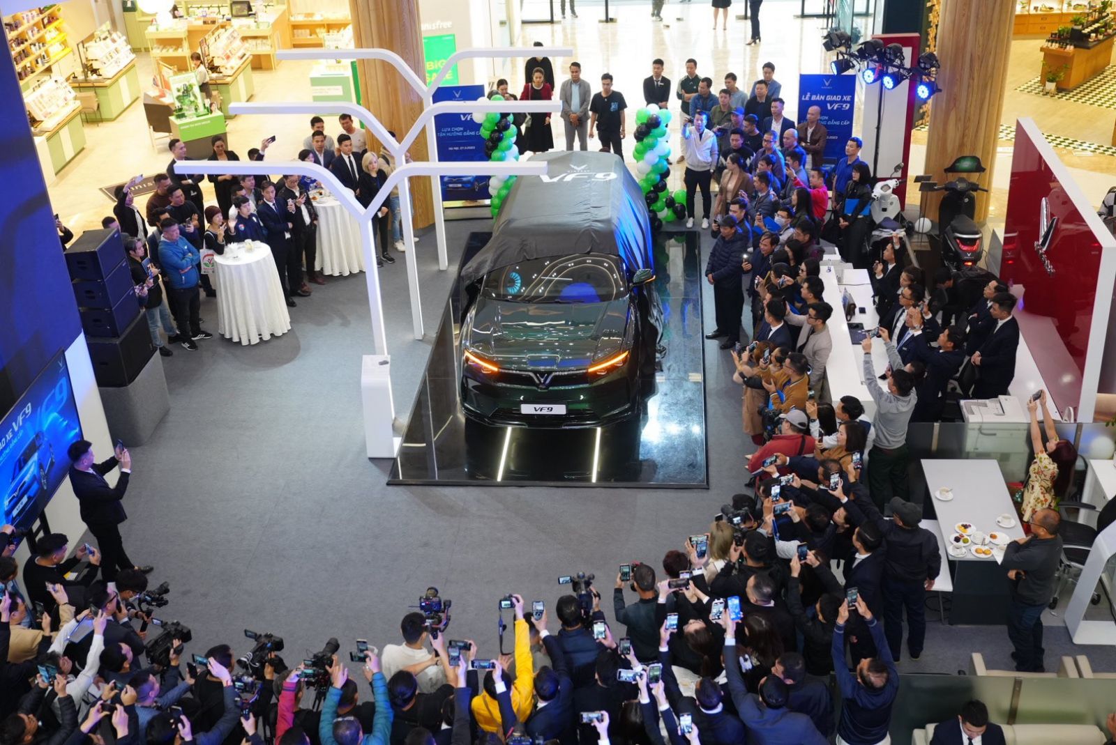 Lễ bàn giao xe VF 9 cho các khách hàng đầu tiên tại Việt Nam được VinFast tổ chức sáng 27/3/2023 tại các showroom VinFast Ocean Park (Hà Nội), VinFast Ngô Quyền (Đà Nẵng) và VinFast Landmark 81 (TP. HCM), thu hút sự quan tâm, chú ý của đông đảo khách hàng.