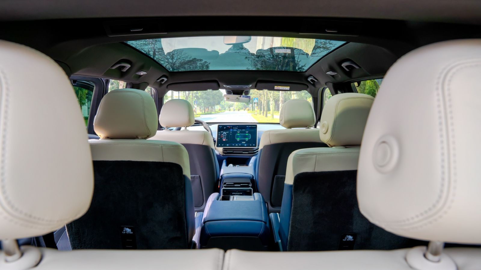 Cận cảnh hình ảnh nội, ngoại thất của xe VF 9 - mẫu ô tô điện cao cấp nhất của VinFast tính đến thời điểm hiện tại.