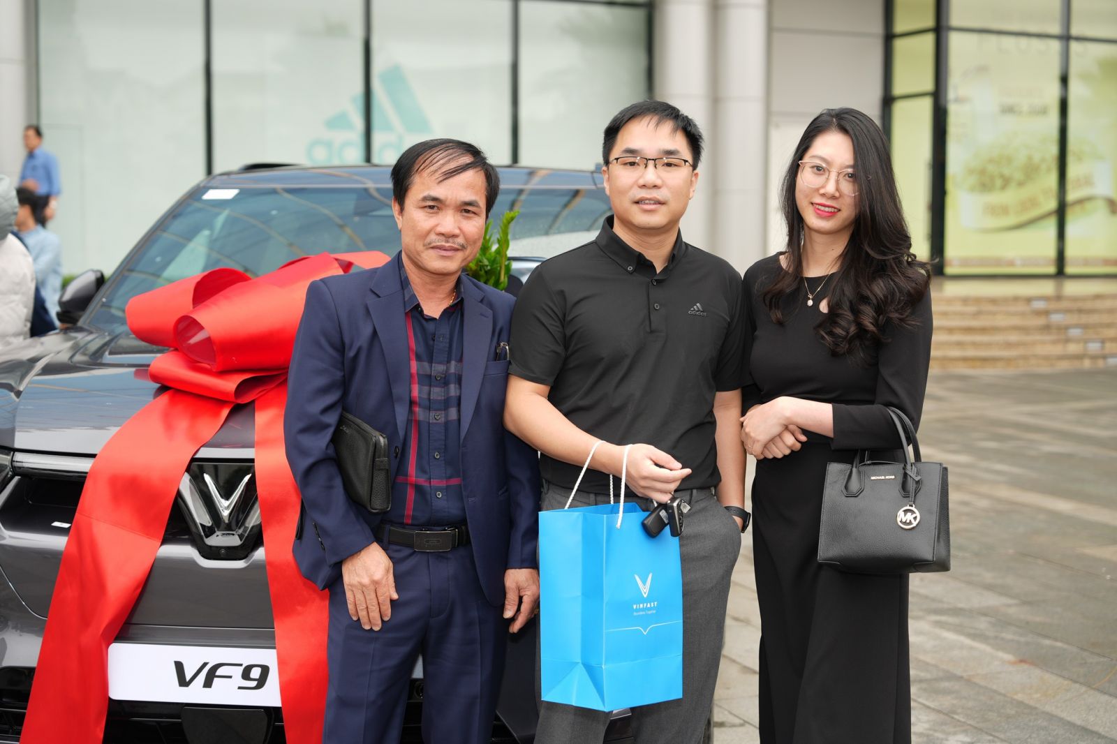 Các khách hàng tiên phong nhận xe VF 9 tại Hà Nội, Đà Nẵng và TP.HCM đều rất phấn khởi và hài lòng với chất lượng sản phẩm và dịch vụ vượt trội của VinFast.