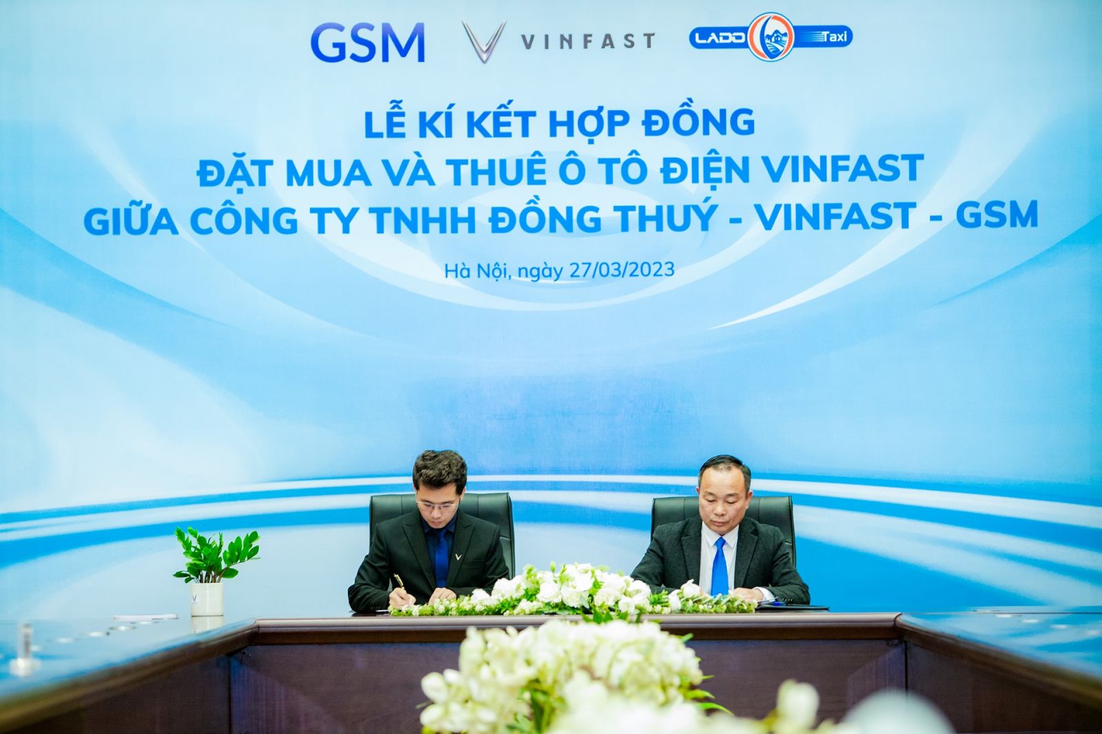 Ông Nguyễn Văn Thanh - Tổng giám đốc Công ty GSM kiêm Phó Tổng giám đốc VinFast Việt Nam và ông Nguyễn Ngọc Đồng - Tổng giám đốc Công ty TNHH Đồng Thuý ký kết hợp đồng mua và thuê xe ô tô điện VinFast.