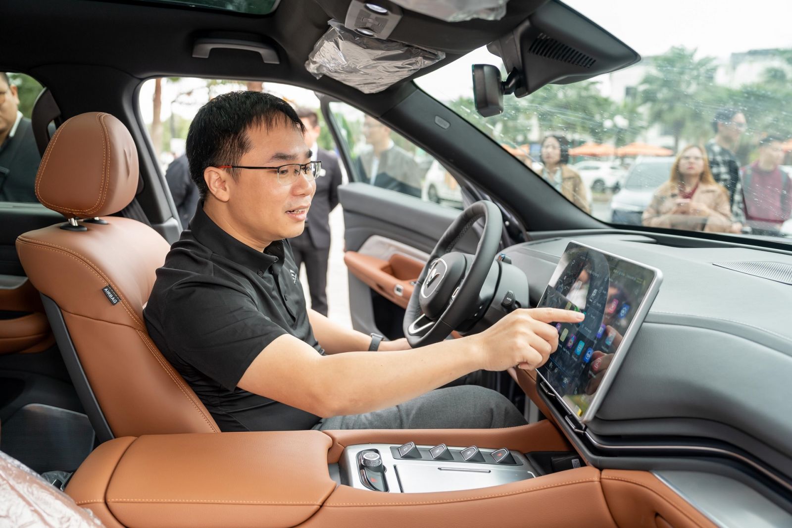 Theo anh Bùi Thành Đô, điểm nhấn công nghệ trên VF 9 nằm ở hệ thống điều khiển trung tâm với trợ lý ảo mang lại trải nghiệm đầy phấn khích và hệ thống an toàn, hỗ trợ lái ADAS tiên tiến.