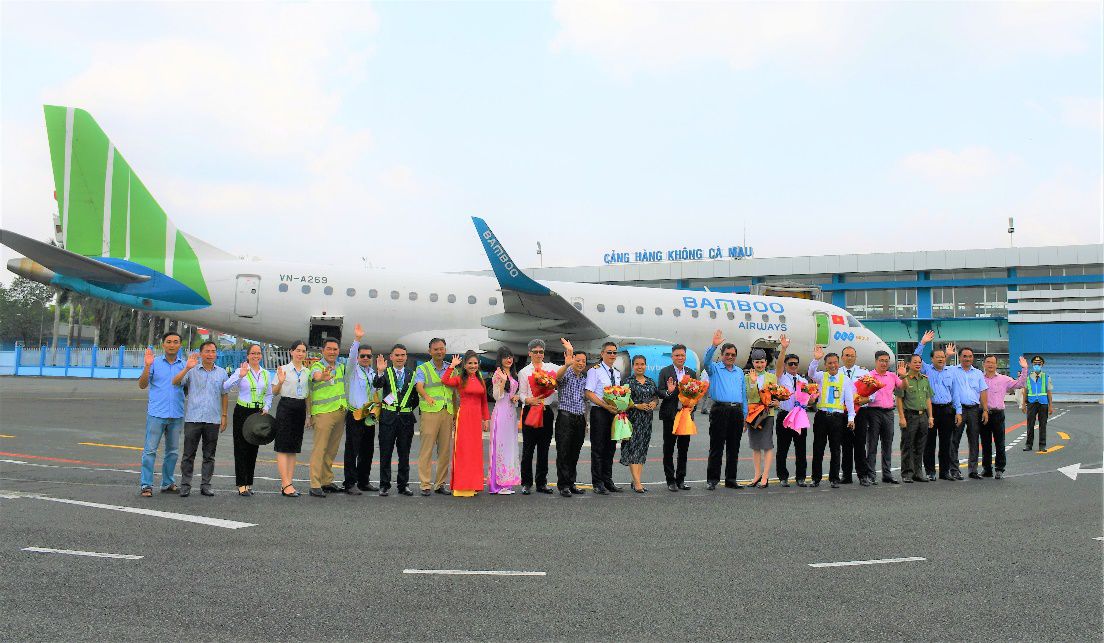 Tổ bay kỹ thuật đầu tiên của Hãng Hàng không Bamboo Airways chụp ảnh lưu niệm tại sân bay Cà Mau, đánh dấu sự kiện quan trọng trong hành trình bay tuyến Hà Nội – Cà Mau.