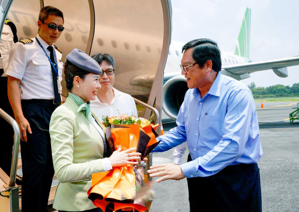 Phó chủ tịch UBND tỉnh Cà Mau Lâm Văn Bi tặng hoa nữ tiếp viên hàng không Bamboo Airways.