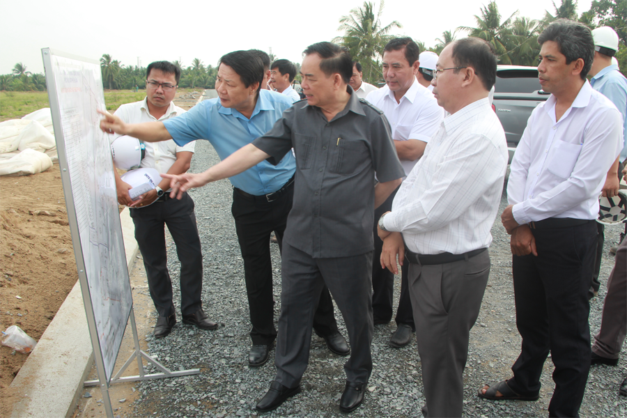 Chủ tịch UBND tỉnh Trần Ngọc Tam khảo sát thực tế Dự án đầu tư xây dựng cơ sở hạ tầng Khu tái định cư phục vụ Khu công nghiệp Phú Thuận.