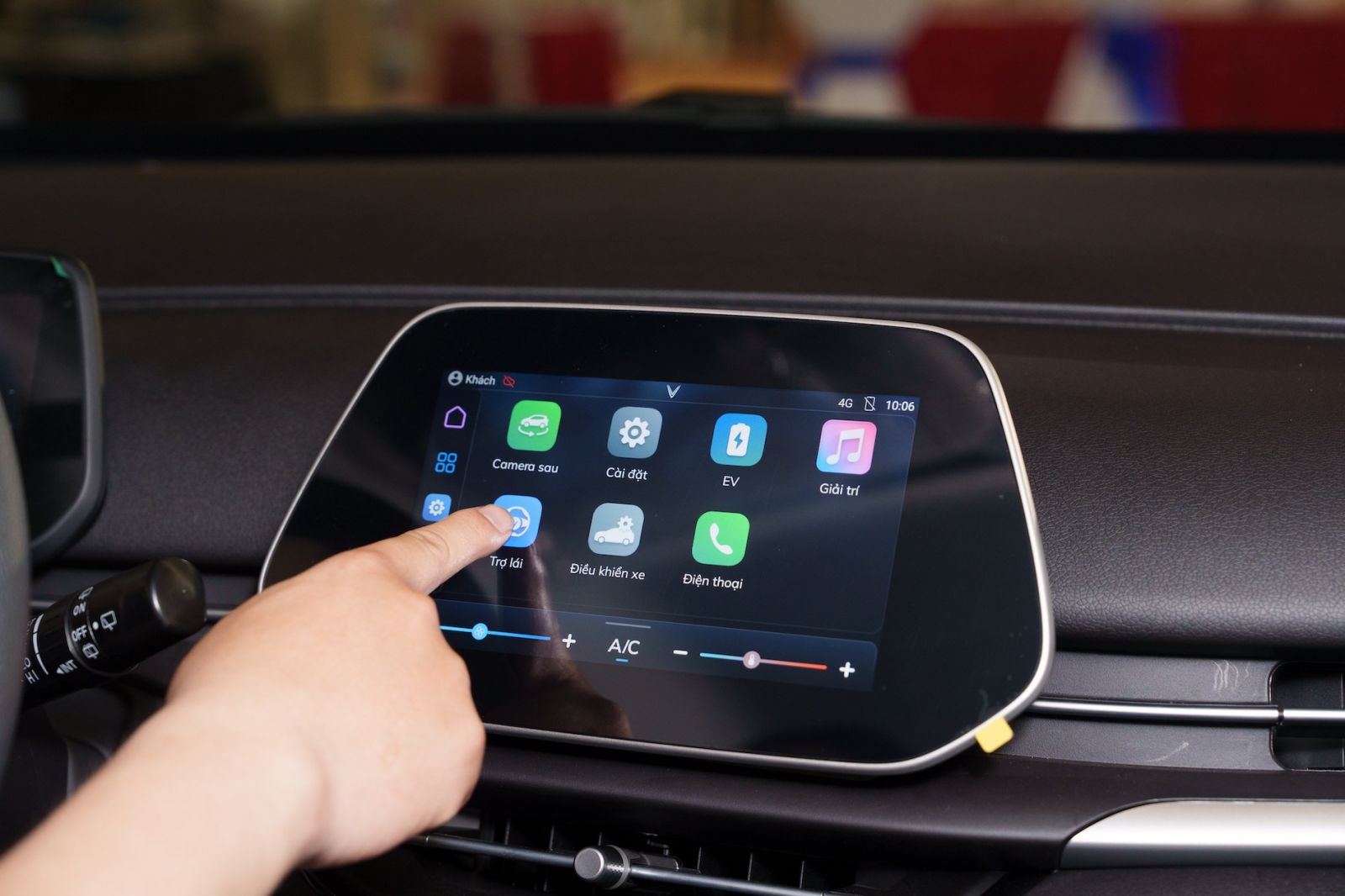 Màn hình giải trí cảm ứng 8 inch giúp người dùng quản lý và sử dụng các dịch vụ, tiện ích trên xe một cách đơn giản, nhanh chóng và hiệu quả.