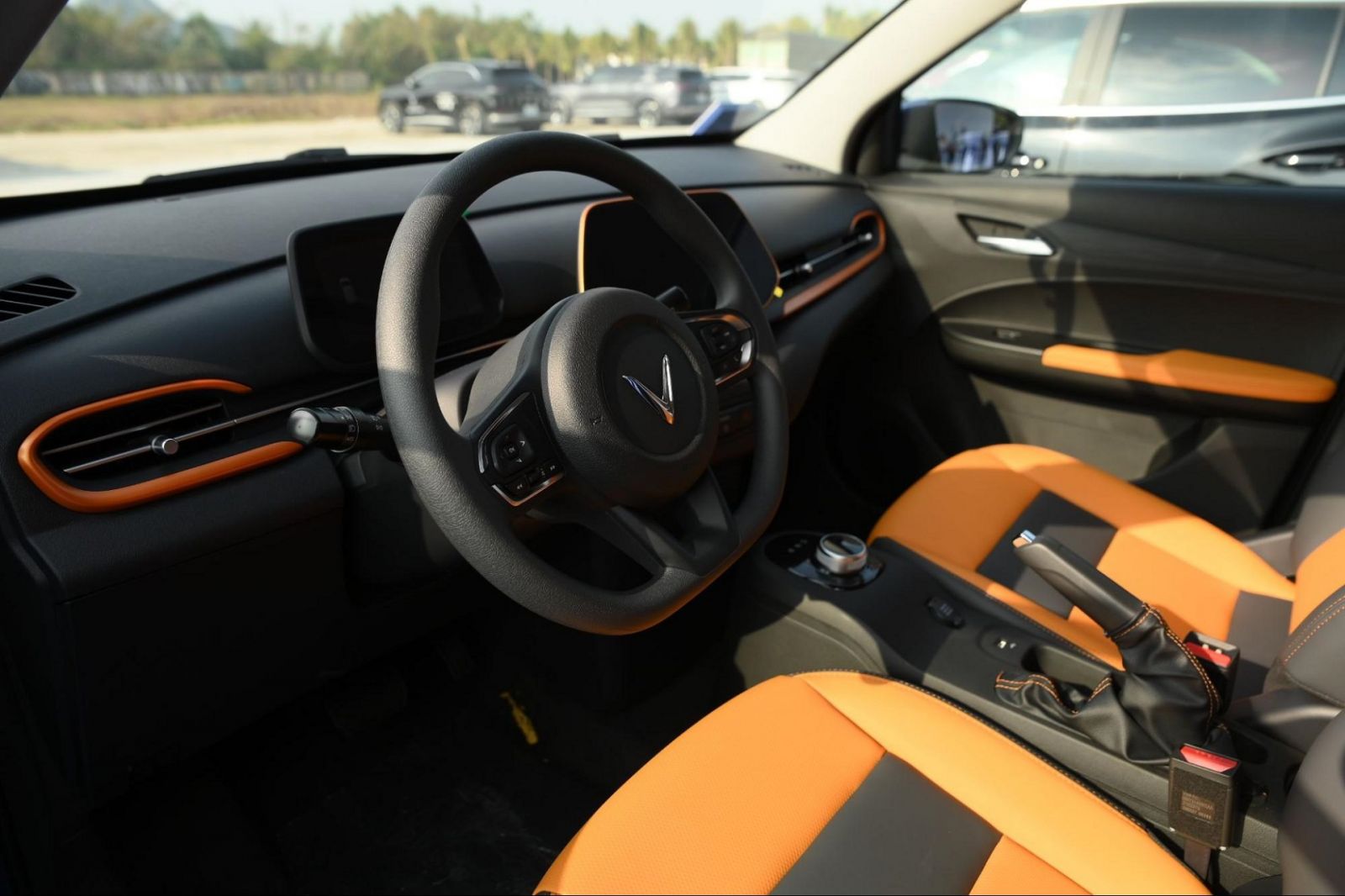 VF 5 Plus là mẫu xe thu hút sự chú ý lớn của khách tham quan vì là model mới nhất, có thiết kế nhỏ gọn bắt mắt cùng nhiều lựa chọn màu sơn ngoại thất và nội thất ấn tượng. Xe có tới 16 lựa chọn màu sơn bên ngoài và 3 màu nội thất bên trong, giúp mang đến tính cá nhân hóa cao cho chủ xe.