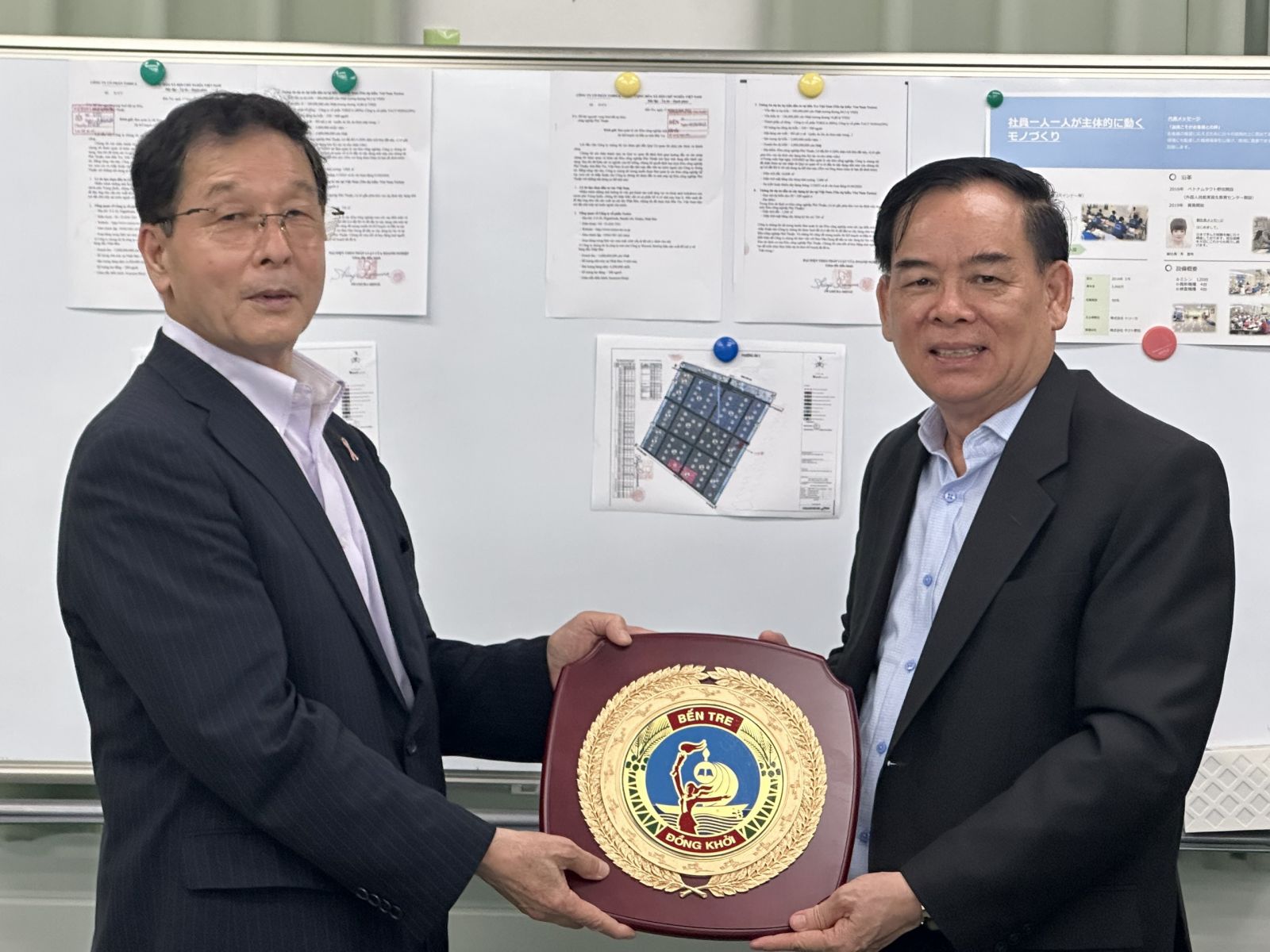 Chủ tịch UBND tỉnh Bến Tre trao quà lưu niệm cho ông Minoru Noda - Giám đốc Công ty Tact Noda, tỉnh Ehime, Nhật Bản. 