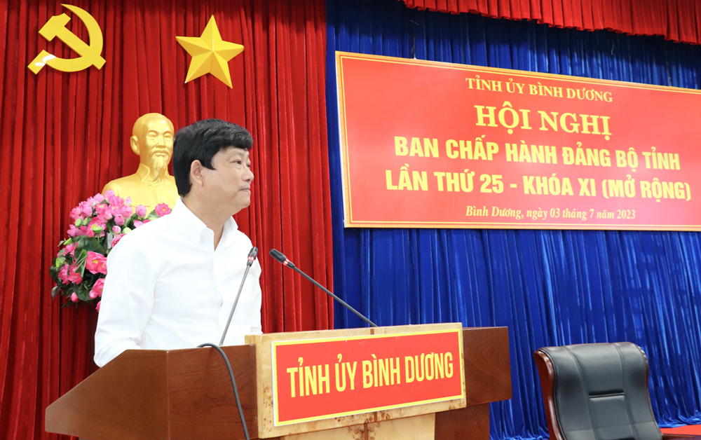 Chủ tịch UBND tỉnh Võ Văn Minh phát biểu tại hội nghị