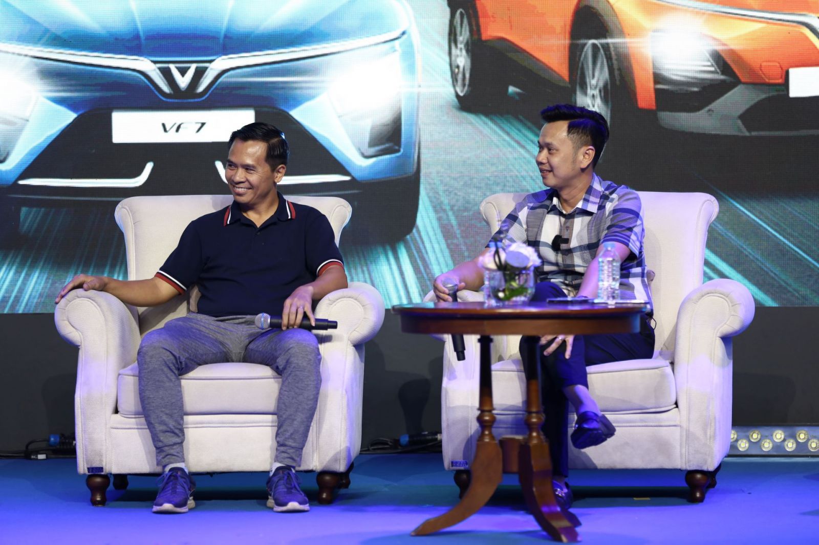 Hai chuyên gia xe Chu Hữu Thọ (trái) và Trịnh Lê Hùng (phải) hào hứng với những câu chuyện tại talkshow. 