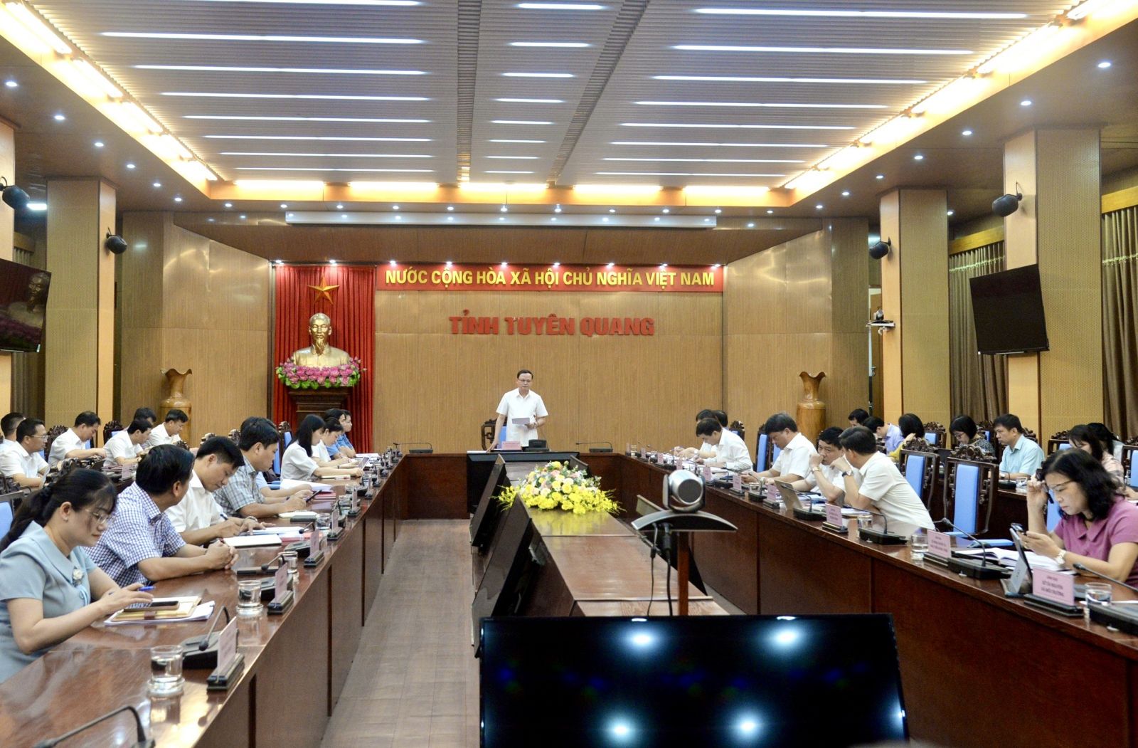 Nguyễn Mạnh Tuấn, Ủy viên BCH Đảng bộ tỉnh, Phó Chủ tịch UBND tỉnh chủ trì cuộc họp.
