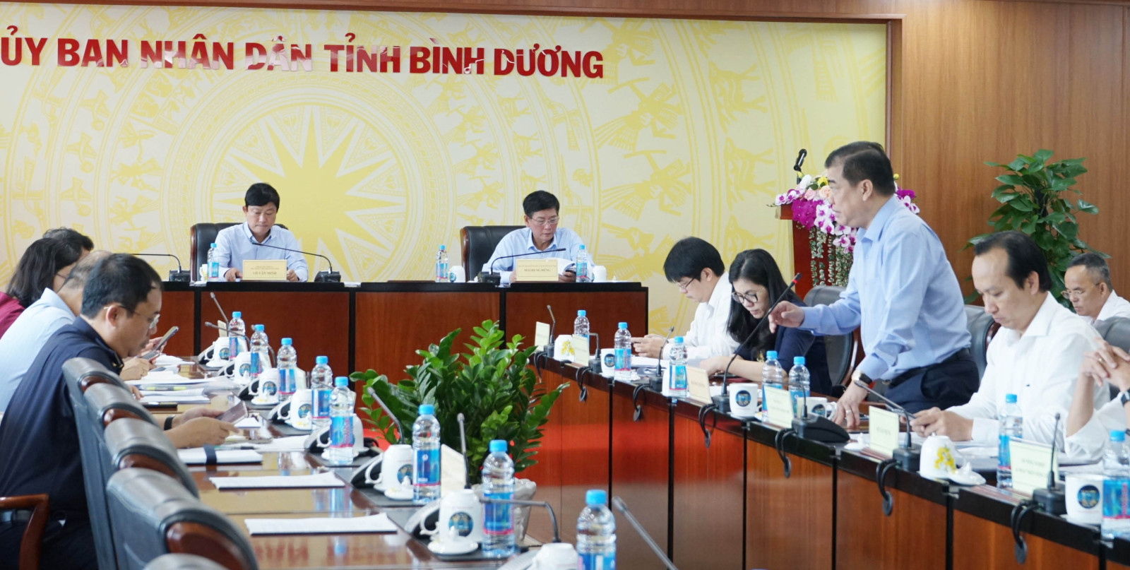 Ông Võ Văn Minh, Phó Bí thư Tỉnh ủy, Chủ tịch UBND tỉnh, Trưởng Ban chỉ đạo giải quyết khó khăn, vướng mắc của doanh nghiệp trên địa bàn tỉnh chủ trì phiên họp