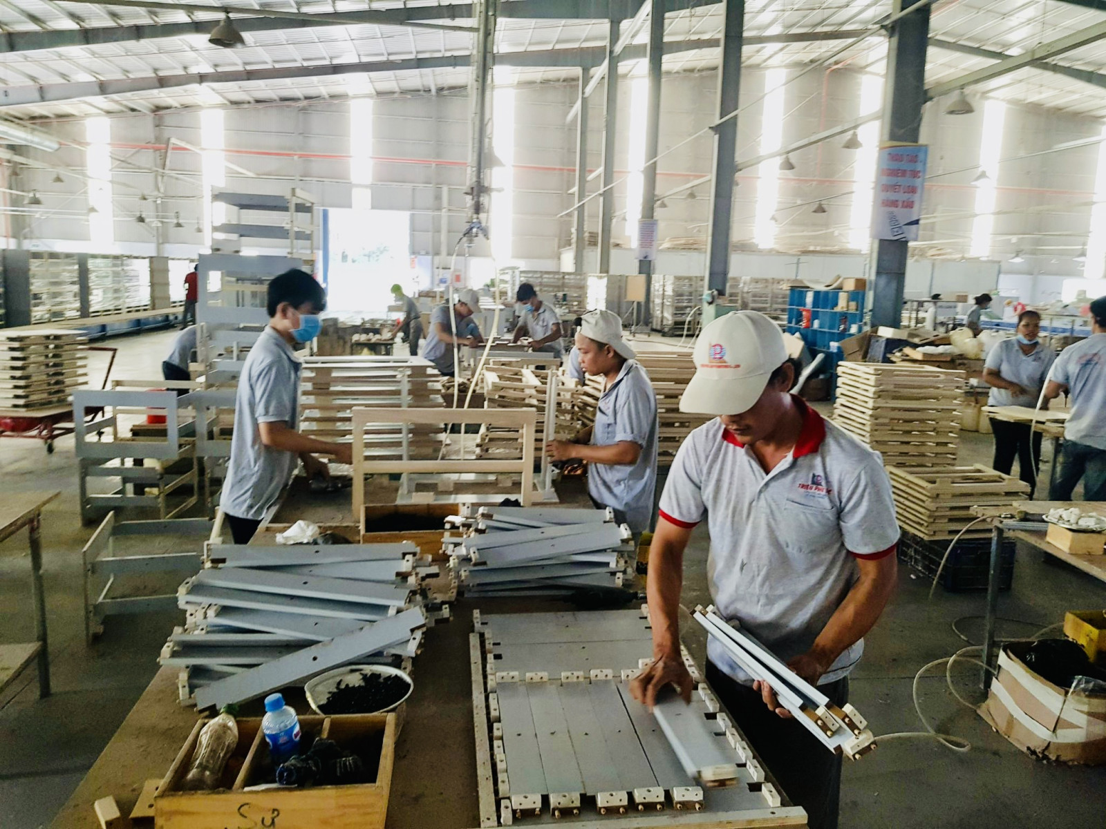 Sản xuất gỗ tại Công ty Triệu Phú Lộc (Bắc Tân Uyên).