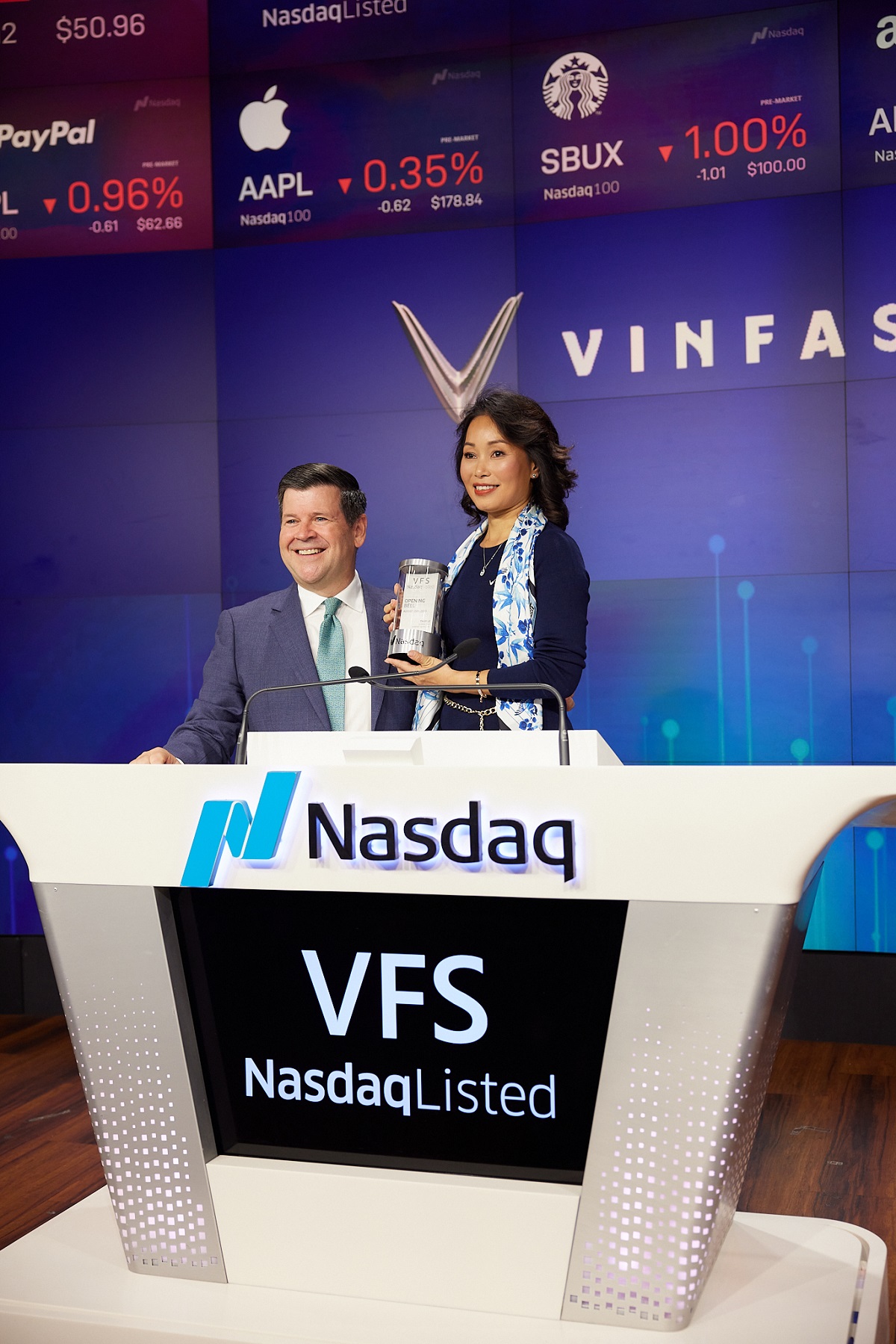 CEO Toàn cầu VinFast Lê Thị Thu Thủy nhận kỷ niệm chương từ Bob McCooey, Phó Chủ tịch kiêm Giám đốc thị trường Vốn toàn cầu của Nasdaq.