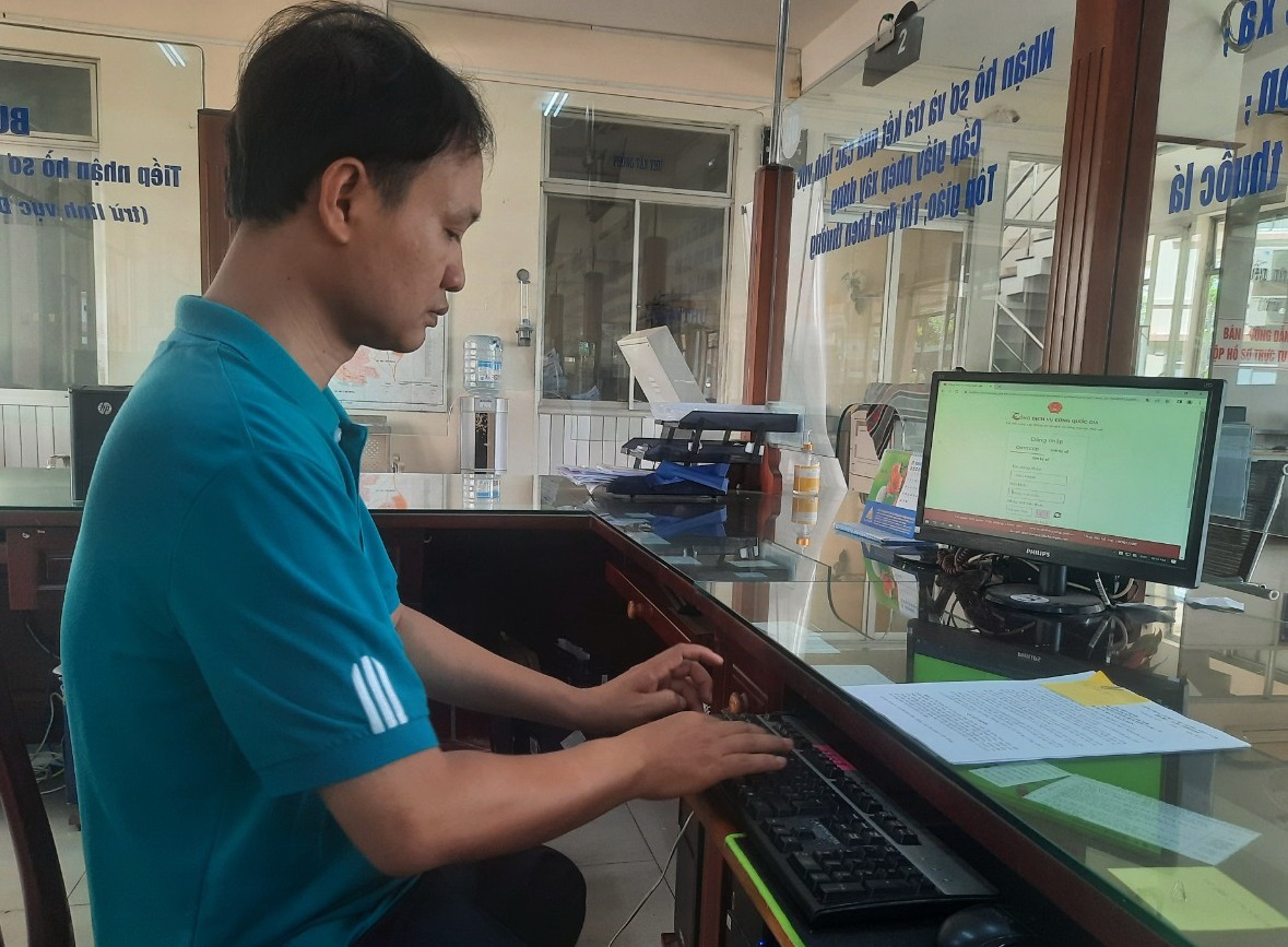 Cán bộ Trung tâm Phục vụ hành chính công TP.Thuận An xử lý hồ sơ cho người dân qua HTTT giải quyết TTHC của tỉnh