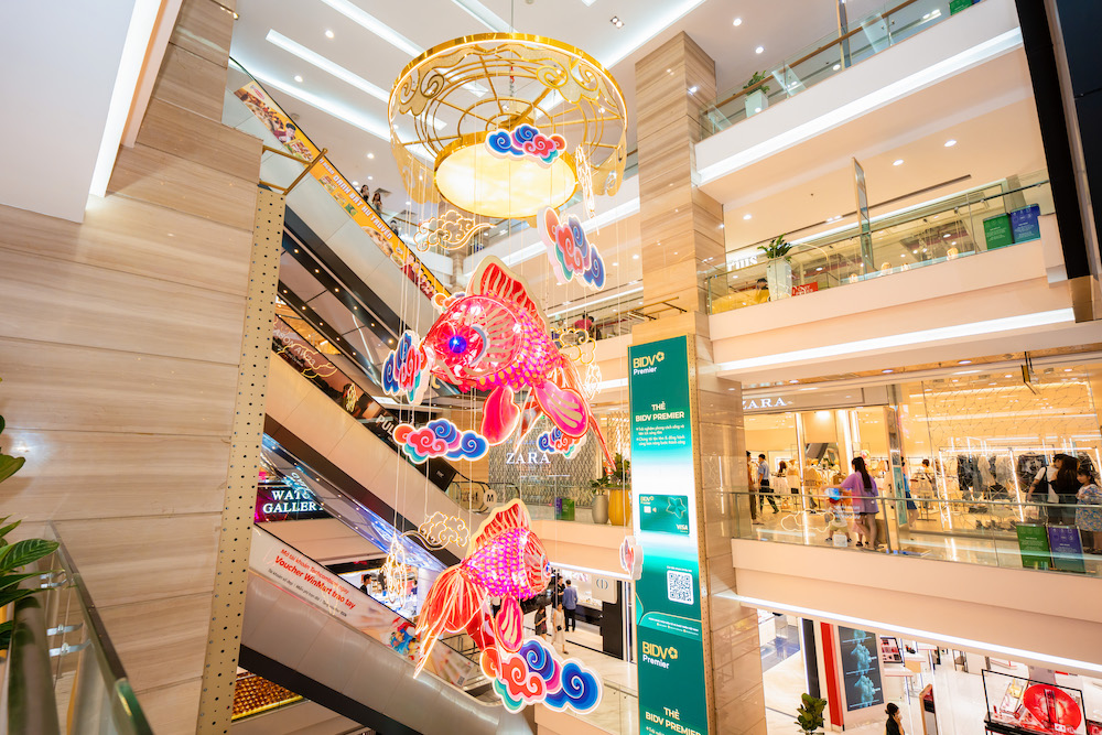 Vincom Center Đồng Khởi thu hút ánh nhìn mọi khách hàng ghé thăm với Đèn lồng cá chép thông tầng rực rỡ