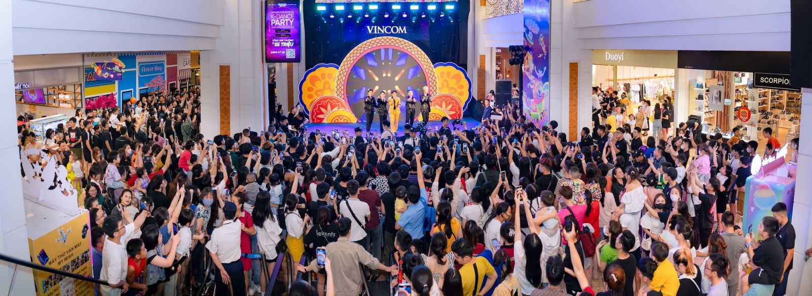 Sự kiện “Vũ khúc Sắc Việt” khai màn Lễ hội Mùa Thu 2023 được tổ chức tại Vincom Mega Mall Royal City thu hút hàng nghìn khán giả tham dự
