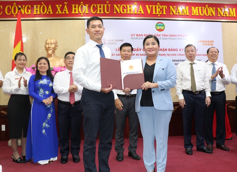 Chủ tịch UBND tỉnh Bình Phước Trần Tuệ Hiền trao giấy chứng nhận đầu tư cho chủ đầu tư Dự án Nhà máy sản xuất lốp xe Haohua. 