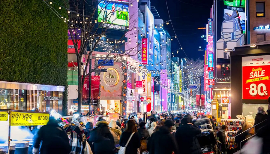 Con phố Myeongdong sầm uất – nơi quy tụ những thương hiệu nổi tiếng – thu hút hàng triệu lượt khách mỗi năm