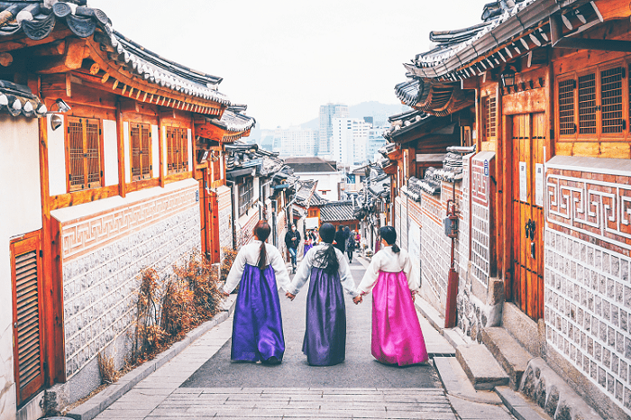 Làng cổ Bukchon tấp nập khách du lịch cho thấy hấp lực của văn hoá Hàn Quốc với du khách thế giới