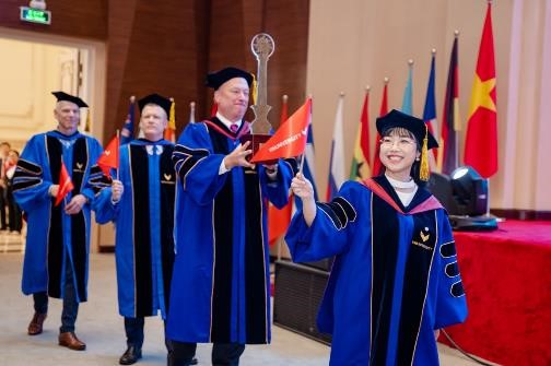 Nghi thức Diễu hành trong Lễ phục học thuật và cờ biểu trưng là một phần quan trọng trong sự kiện Khai giảng của VinUni, dẫn đầu là TS Lê Mai Lan – Chủ tịch Hội đồng Trường ĐH VinUni