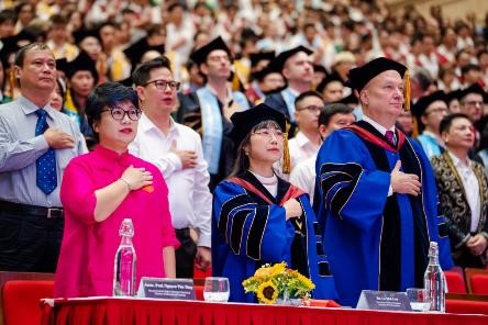 PGS.TS Nguyễn Thu Thủy – Phó Vụ trưởng Vụ Giáo dục Đại học, Bộ GDĐT (ngoài cùng bên trái) có mặt tại sự kiện để chúc mừng ngày lễ quan trọng của VinUni