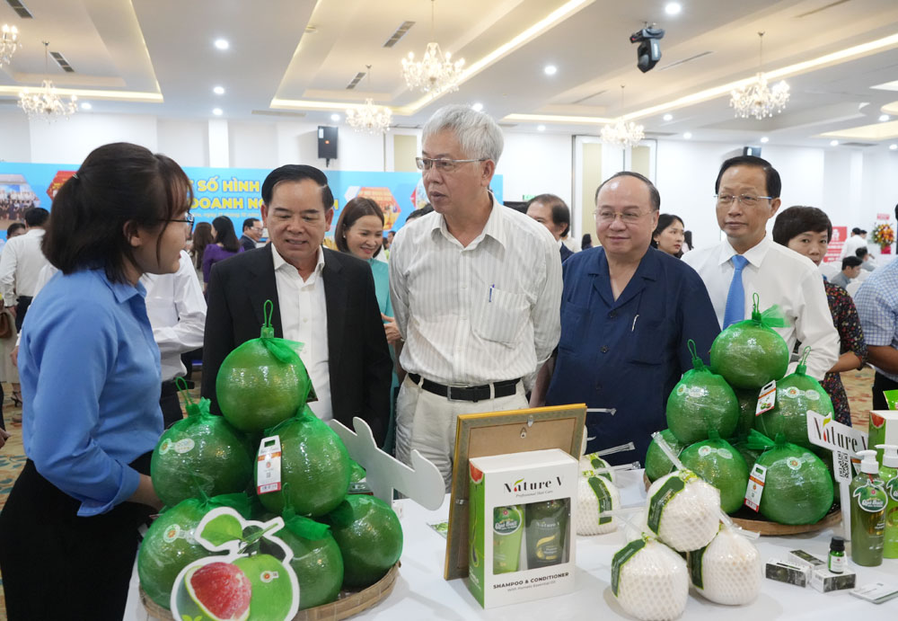 Chủ tịch UBND tỉnh Trần Ngọc Tam và Chủ tịch Hiệp hội phát triển hàng tiêu dùng Việt Nam Nguyễn Hồng Sơn tham quan trưng bày sản phẩm đặc trưng của tỉnh Bến Tre.