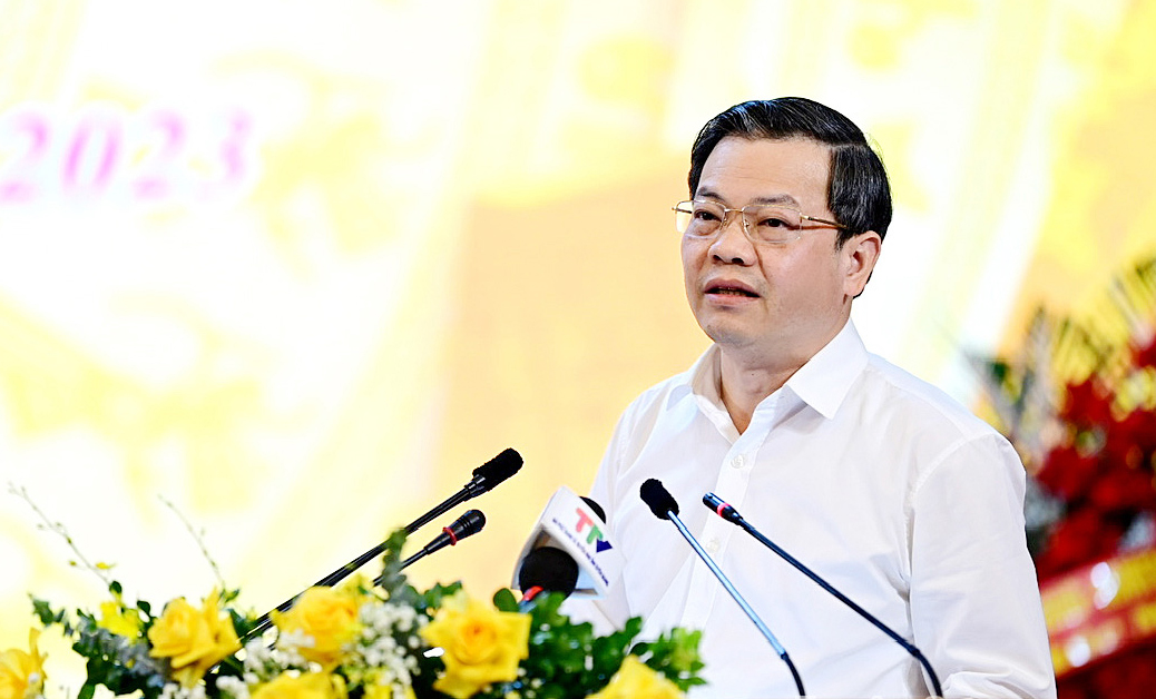 Chủ tịch UBND tỉnh Nguyễn Văn Sơn phát biểu tại buổi gặp mặt. 